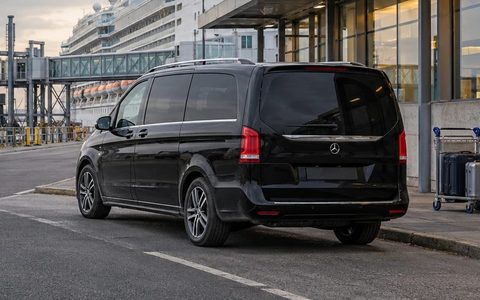 Zwarte Mercedes-van bij de cruiseterminal in IJmuiden